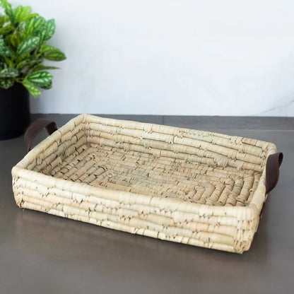 Bandeja Retangular Decorativa de Fibra Natural e Alça em Couro Lyor 37x27x7cm