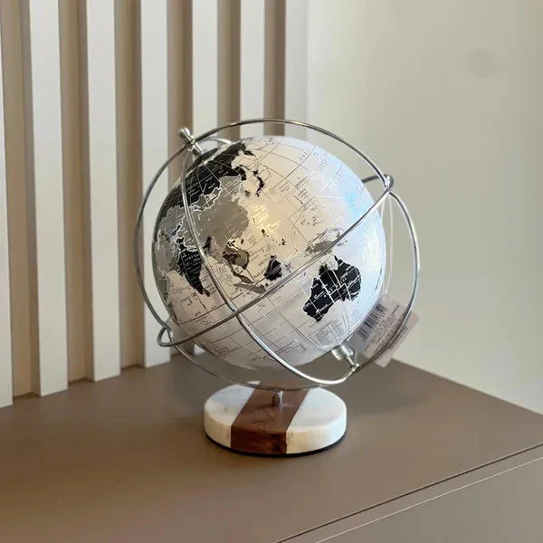 Globo Decorativo de Plástico e Madeira Wolff 24,5cm x 24,5cm x 29cm